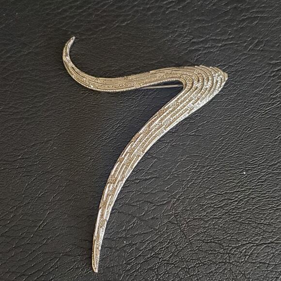 Vintage Crown Trifari Brooch Silver Tone Ribbed Ribbon Art Deco Design 50's 60's - Picture 2 of 6